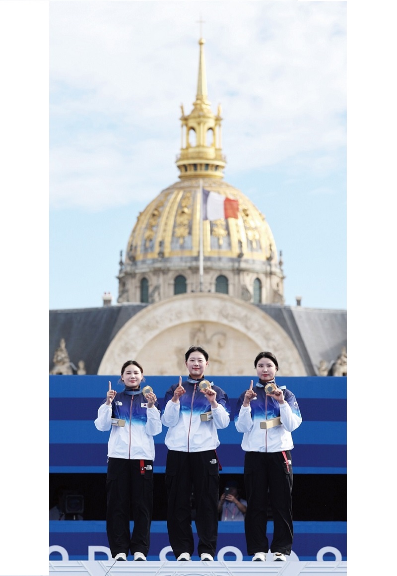 전훈영, 임시현, 남수현이 7월 28일 파리 레쟁발리드에서 열린 양궁 여자 단체전 시상식에서 기념촬영을 하고 있다. 손가락과 금메달로 숫자 10을 만들며 양궁 세계 최강국임을 알렸다. 사진 뉴시스