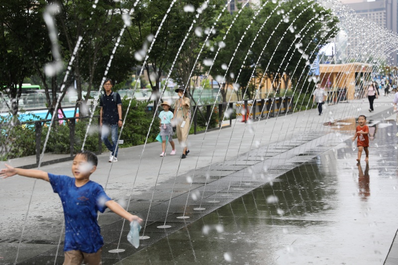 서울을 포함한 수도권 대부분 지역에 폭염경보가 내려진 8월 5일 오후 서울 종로구 광화문광장 분수에서 한 어린이가 물놀이를 하며 더위를 식히고 있다.(ⓒ뉴스1, 무단 전재-재배포 금지)