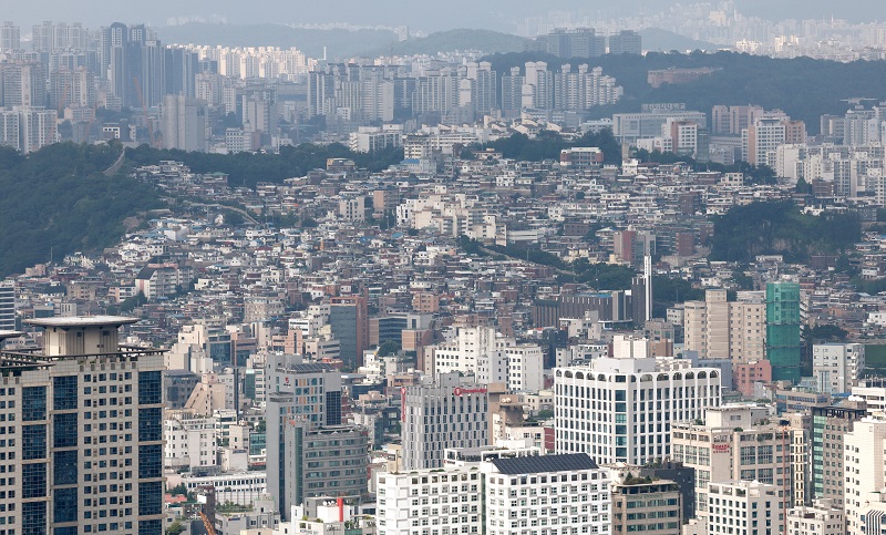 정부는 8일 부동산 관계장관회의를 열고 '주거안정을 위한 주택공급 확대방안'을 발표했다. 사진은 지난 4일 서울 중구 남산에서 바라본 도심 아파트 단지와 빌라촌. 2024.8.8(ⓒ뉴스1, 무단 전재-재배포 금지)