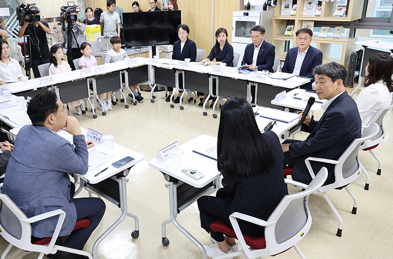 이주호 사회부총리 겸 교육부 장관이 경기도 시흥시 학교복합시설 ‘배곧너나들이’에서 전문가, 교육청·학교 관계자 등과 간담회를 하고 있다. (ⓒ뉴스1, 무단 전재-재배포 금지)