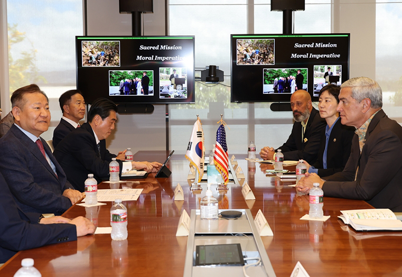 이상민 행정안전부 장관이 지난 7일 오전(현지시간) 미국 하와이에 위치한 DPAA를 방문해 미국 전쟁포로·실종자확인국(DPAA) 기관장과 고위급 회담을 하고 있다. (사진=행정안전부)