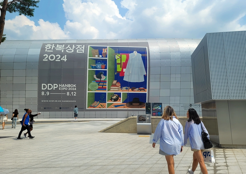 '2024 한복상점'이 열리고 있는 동대문 DDP플라자.