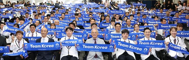 유인촌 문화체육관광부 장관이 12일 서울 송파구 서울올림픽파크텔에서 열린 2024 파리패럴림픽대회 대한민국 선수단 결단식에서 선수단의 선전을 기원하며 기념촬영을 하고 있다.(사진=문화체육관광부 제공)