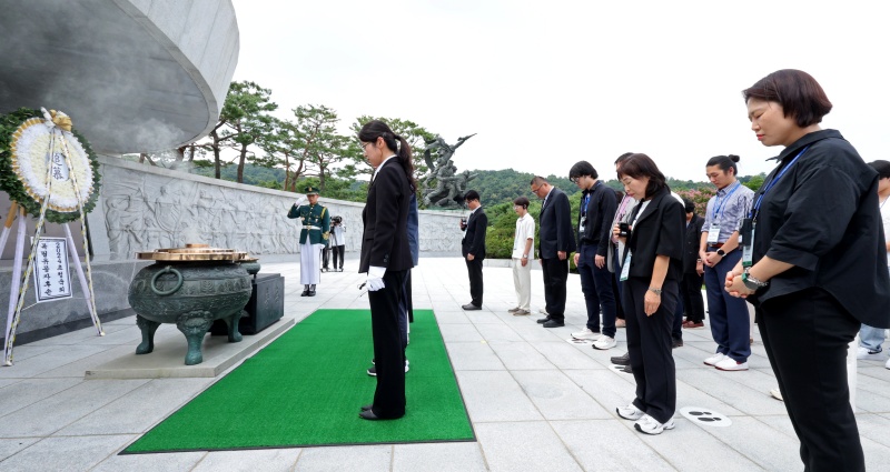 제79주년 광복절을 앞두고 미국과 중국, 카자흐스탄 3개국에 거주하는 독립유공자 후손들이 12일 오후 서울 동작구 국립서울현충원을 찾아 현충탑에 참배하고 있다. 국가보훈부는 '세계 속 우리, 빛나는 대한민국'을 주제로 국외 거주 독립유공자 후손 30명을 초청했다.(ⓒ뉴스1, 무단 전재-재배포 금지)