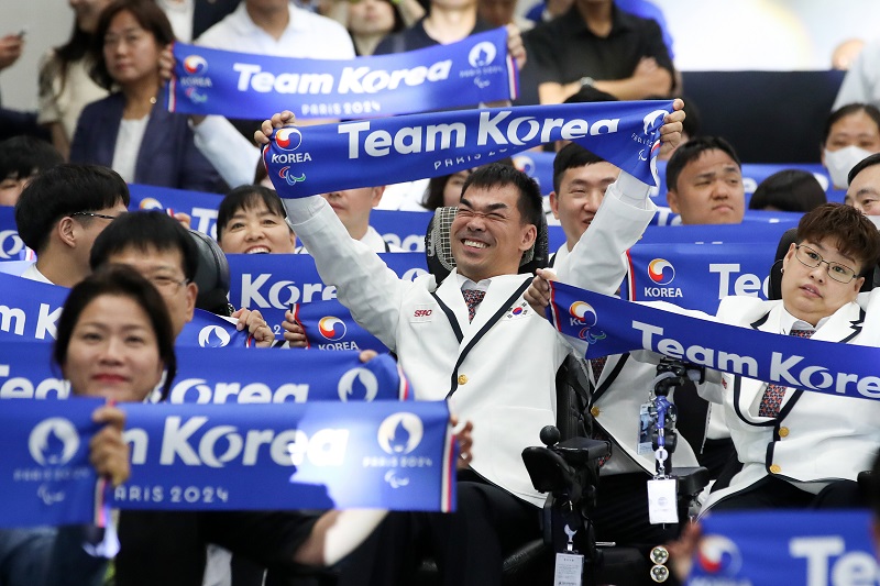 12일 오후 서울 송파구 올림픽파크텔에서 열린 '2024 파리 패럴림픽 대한민국 선수단 결단식'에 참석한 선수단이 선전을 기원하는 머플러 세리머니를 하고 있다. 2024.8.12(ⓒ뉴스1, 무단 전재-재배포 금지)