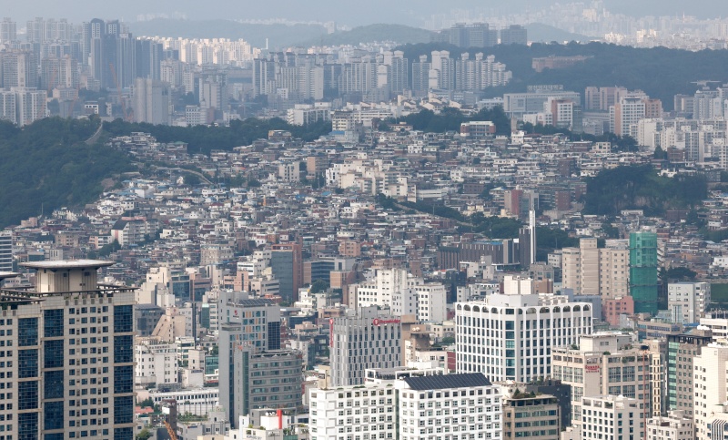 서울 중구 남산에서 바라본 도심 아파트 단지와 빌라촌.(ⓒ뉴스1, 무단 전재-재배포 금지)