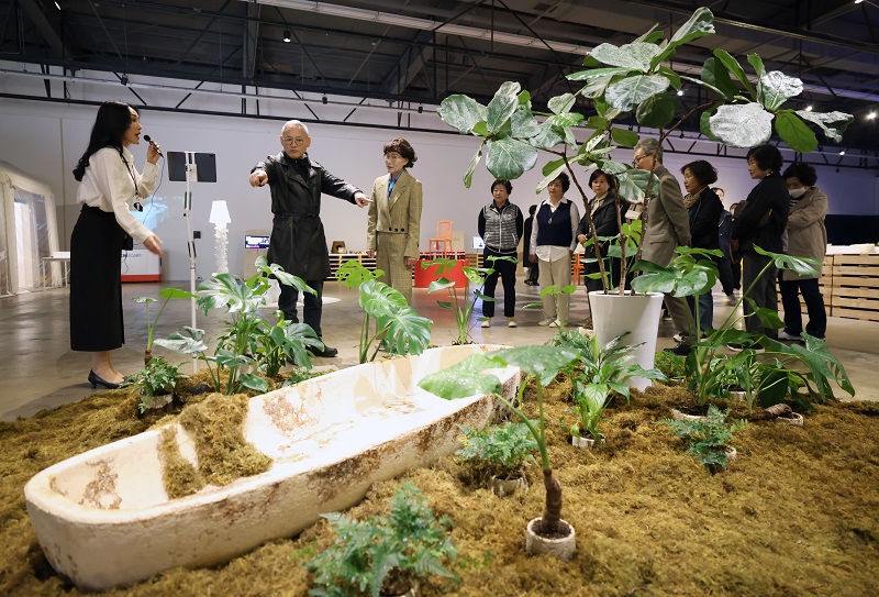 유인촌 문화체육관광부 장관이 20일 광주 북구 광주비엔날레 전시관에서 진행 중인 제10회 광주디자인비엔날레를 찾아 전시를 둘러보고 있다.(문화체육관광부 제공) 2023.10.20(ⓒ뉴스1, 무단 전재-재배포 금지)