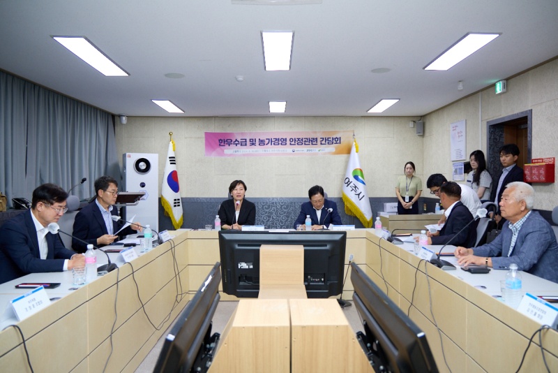 송미령 농림축산식품부 장관이 12일 경기 여주시청에서 농가 및 생산자단체 등과 한우수급 및 농가경영 안정 간담회를 하고 있다.(ⓒ뉴스1, 무단 전재-재배포 금지)