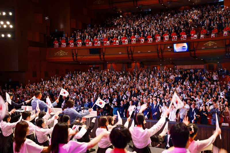 윤석열 대통령과 김건희 여사 등이 15일 서울 종로구 세종문화회관에서 열린 제79주년 광복절 경축식에서 만세삼창을 하고 있다. (대통령실 제공)