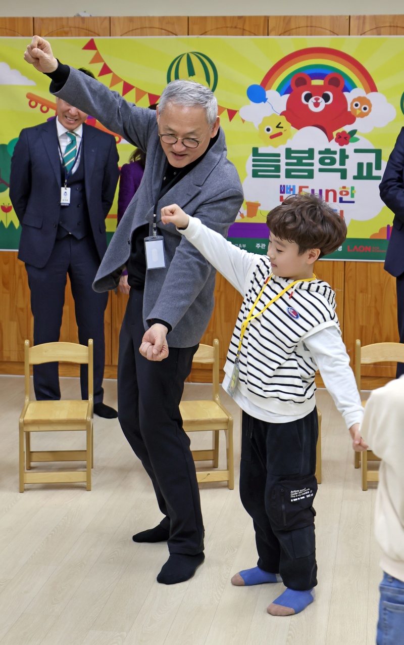 유인촌 문화체육관광부 장관이 28일 경남 창원시 합성초등학교 늘봄학교 문화예술프로그램 현장을 방문해 아이들과 함께 수업에 참여하고 있다.(ⓒ뉴스1, 무단 전재-재배포 금지)