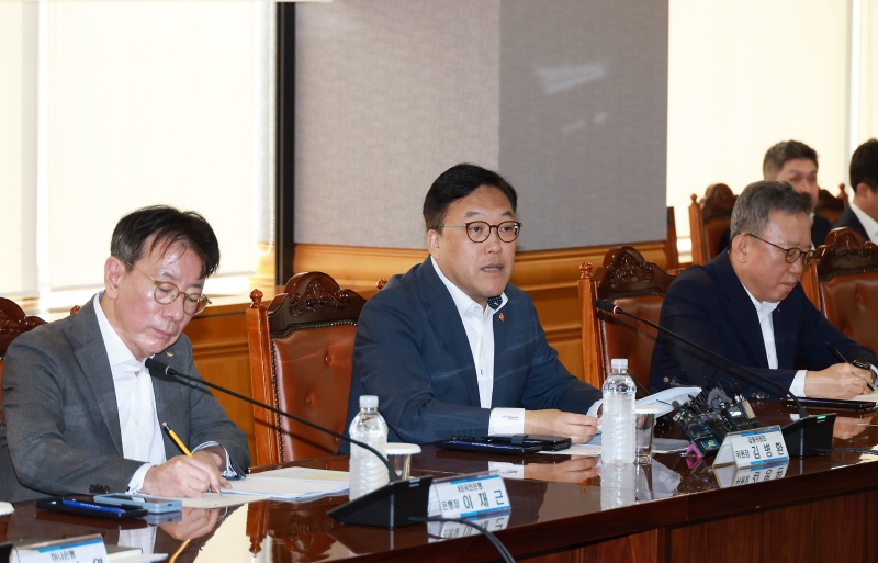 김병환 금융위원회 위원장이 20일 오전 서울 중구 은행회관에서 은행연합회장 및 19개 은행장들과 '금융 안정을 위한 리스크 관리'와 '지속가능한 성장을 위한 은행권 혁신'에 대한 은행권의 다양한 의견을 청취했다.(사진=금융위 제공)