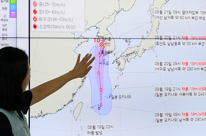 19일 전북자치도 전주시 전주기상지청에서 예보관들이 북상하는 제9호 태풍 ‘종다리’의 이동 경로를 확인하고 있다. (ⓒ뉴스1, 무단 전재-재배포 금지)