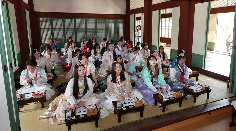 세종학당 한국어 우수학습자로 선정된 67개국 외국인들이 6일 오후 서울 종로구 경복궁 수정전에서 열린 ‘2023년 집현전 왕실문화 체험학교’에 참여하고 있다. 2023.10.6(ⓒ뉴스1, 무단 전재-재배포 금지)