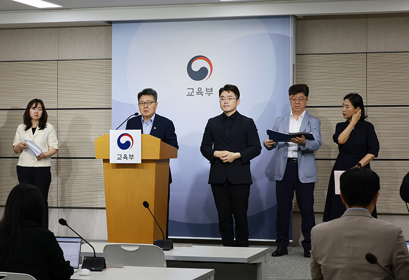 오석환 교육부 차관이 학교 허위합성물(딥페이크) 대응 긴급 브리핑을 하고 있다. (사진=교육부)