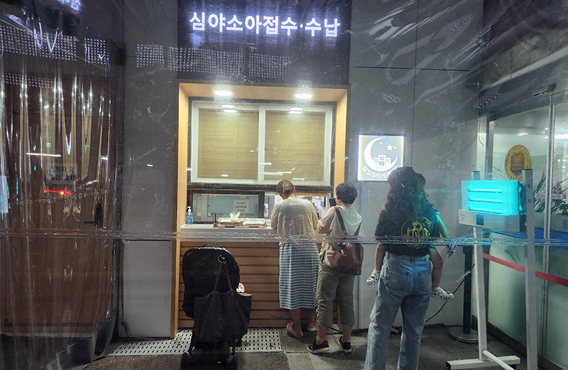 Citizens registering for treatment at the public late-night children's hospital even at late hours. (Photo = Provided by Gwangju Metropolitan City)