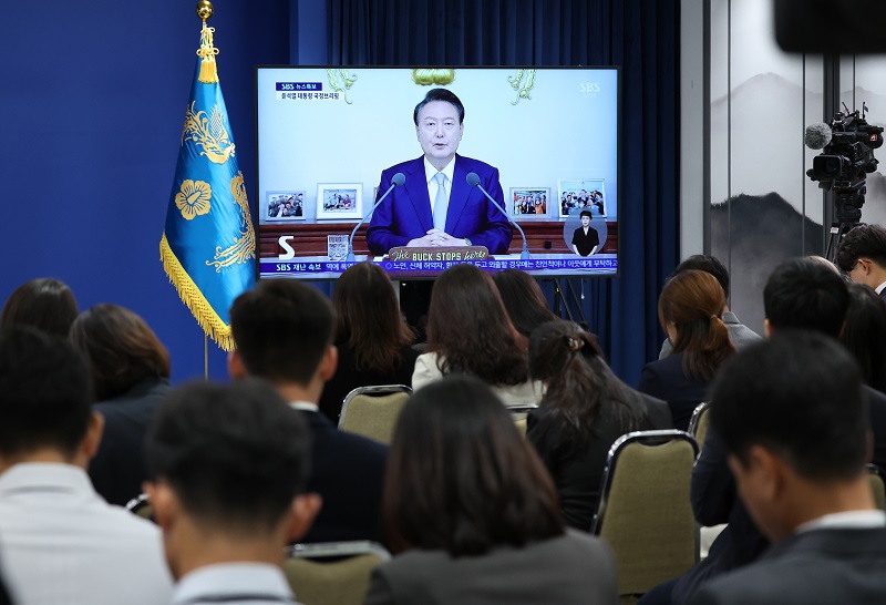 29일 서울 용산 대통령실청사 브리핑룸에서 취재진들이 윤석열 대통령의 국정브리핑을 모니터를 통해 지켜보고 있다. 2024.8.29(ⓒ뉴스1, 무단 전재-재배포 금지)