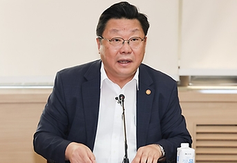 주형환 저출산고령사회위원회 부위원장이 30일 서울 종로구 정부서울청사에서 열린 제3차 인구비상대책회의에서 모두발언을 하고 있다.(ⓒ뉴스1, 무단 전재-재배포 금지)