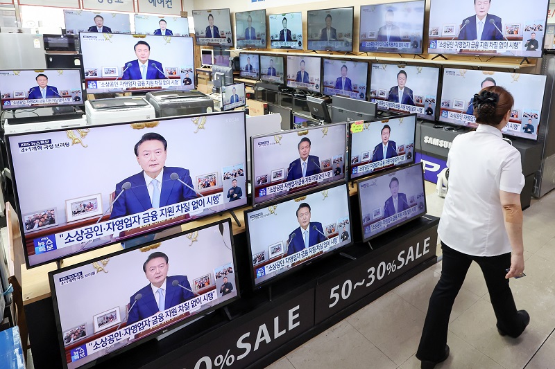 29일 오전 서울 용산구 전자상가 가전 매장에서 윤석열 대통령의 ‘4+1 개혁 국정브리핑’이 TV를 통해 생중계 되고 있다. 2024.8.29(ⓒ뉴스1, 무단 전재-재배포 금지)