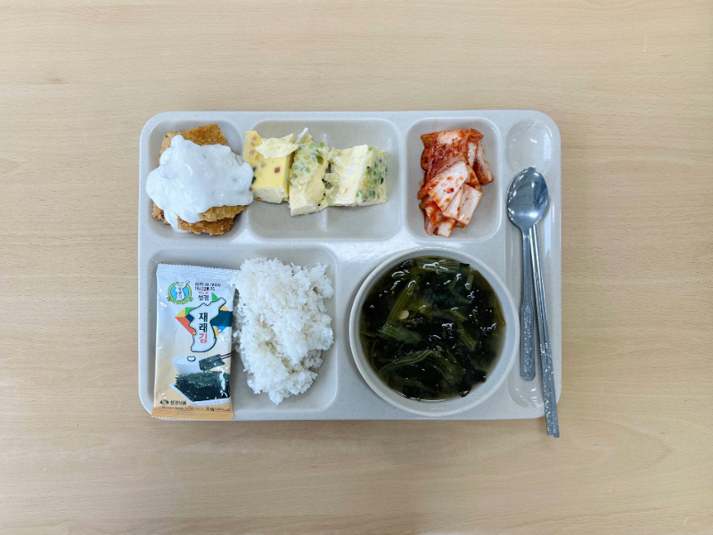 천원의 아침밥(쌀밥, 매콤시금치국, 오징어까스, 야채계란찜, 도시락김, 배추김치)