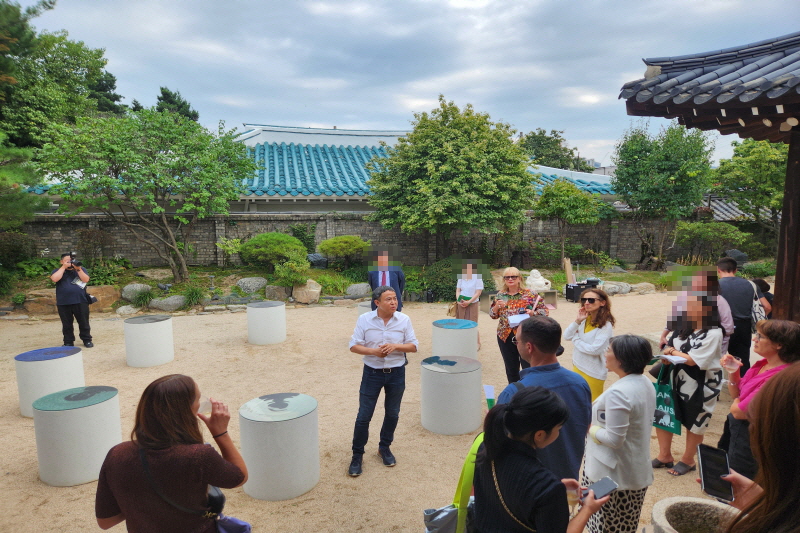 9월 한 달간 '2024 대한민국 미술축제'가 열리고 있다. 아시아프, 부산비엔날레, 미술여행주간, 서울아트위크, 프리즈 서울, 한국국제아트페어, 광주비엔날레 등 주요 도시에서 열리는 미술 행사를 통합·연계 홍보하는 대표 축제 브랜드다.