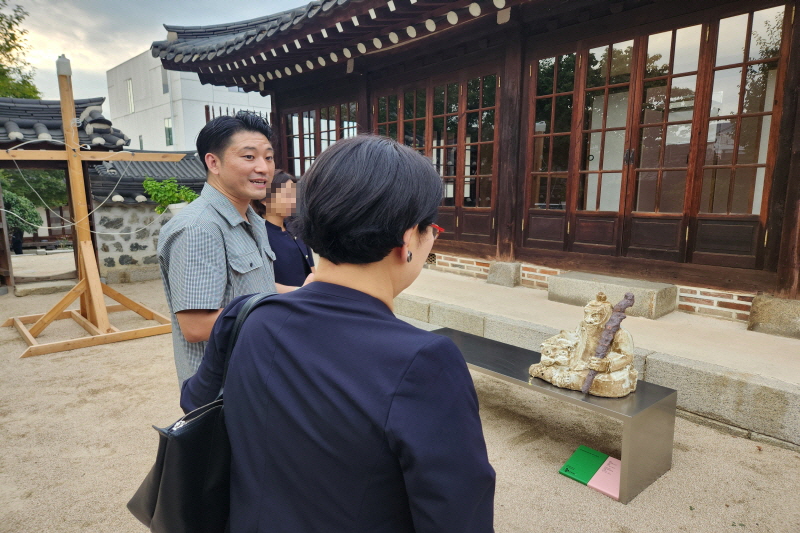 오제성 작가가 자신의 작품 <순천선암사신산>을 제작한 연유를 설명하고 있다.