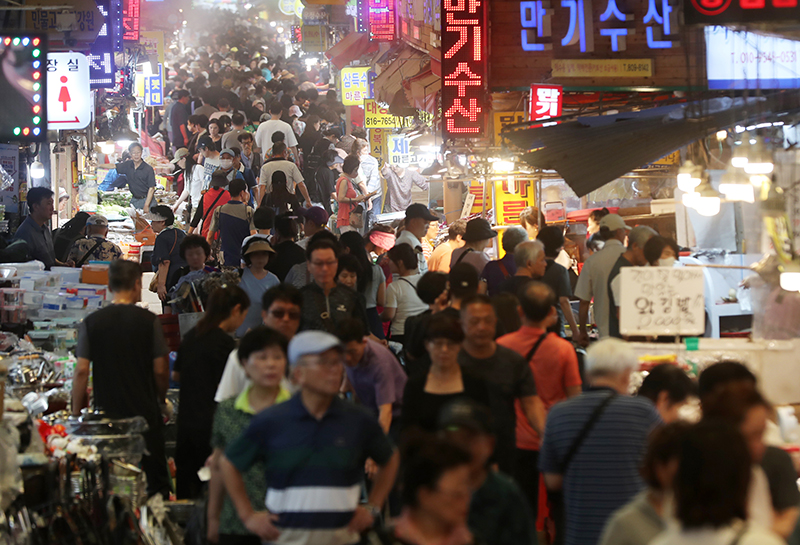 부산진구 부전시장에 시민들로 북적이고 있다. (ⓒ뉴스1, 무단 전재-재배포 금지)