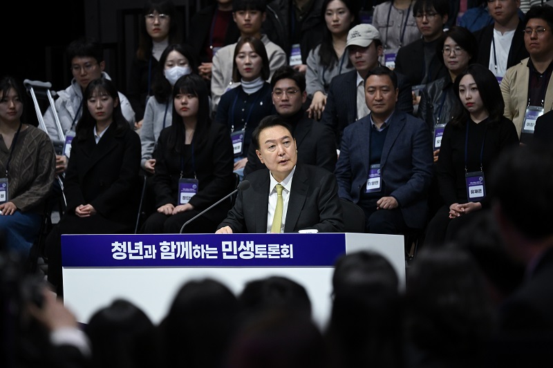 3월 5일 윤석열 대통령은 경기도 광명시 소재 아이벡스 스튜디오에서 ‘청년의 힘으로 도약하는 대한민국’을 주제로 열일곱 번째 ？국민과 함께하는 민생토론회？를 개최했다.(대통령실 제공)