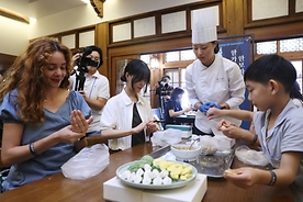 ‘2024 한가위 보따리’ 송편도 직접 빗어요