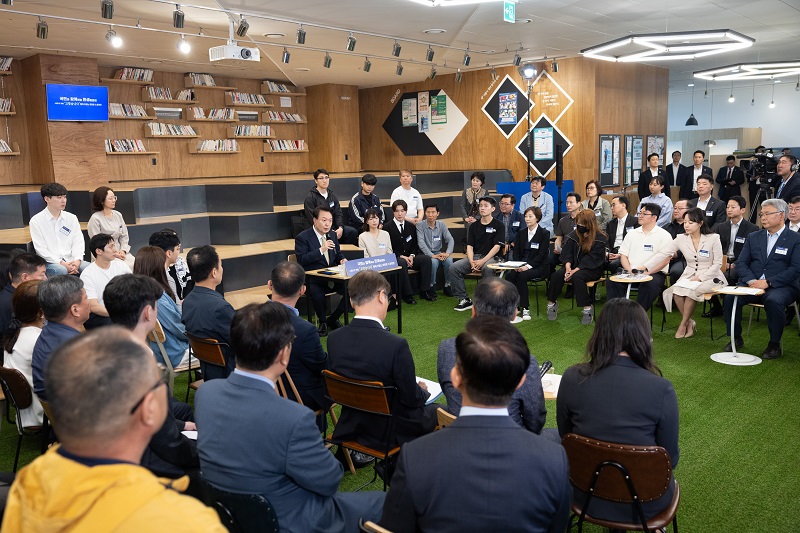 5월 14일 윤석열 대통령은 서울 중구 서울고용복지플러스센터에서 ‘고맙습니다. 함께 보듬는 따뜻한 노동현장’을 주제로 스물다섯 번째 국민과 함께하는 민생토론회를 개최했다.(대통령실 제공)