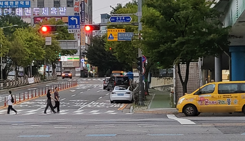 교차로 모퉁이에 주정차하는 차량들이 꽤 많다.