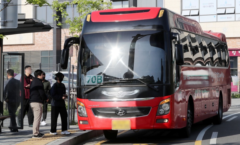 8일 오전 경기도 김포시 70번버스 출발기점인 걸포마루공원 버스정류장에서 출퇴근 시간 김포골드라인 혼잡도를 줄이기 위해 투입된 전세버스에 시민들이 탑승하고 있다.(ⓒ뉴스1, 무단 전재-재배포 금지)