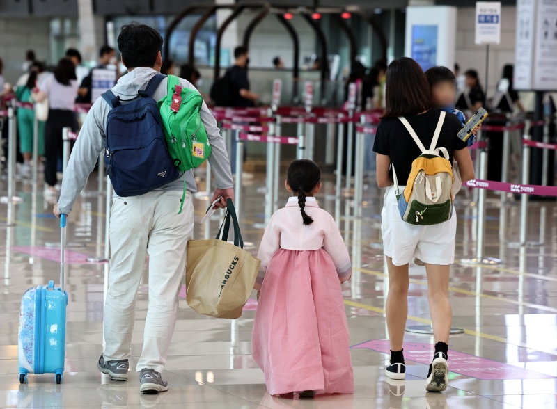 지난해 추석 연휴 서울 강서구 김포공항 국내선 청사에서 귀성객과 여행객들이 비행기 탑승을 기다리고 있다.(ⓒ뉴스1, 무단 전재-재배포 금지)