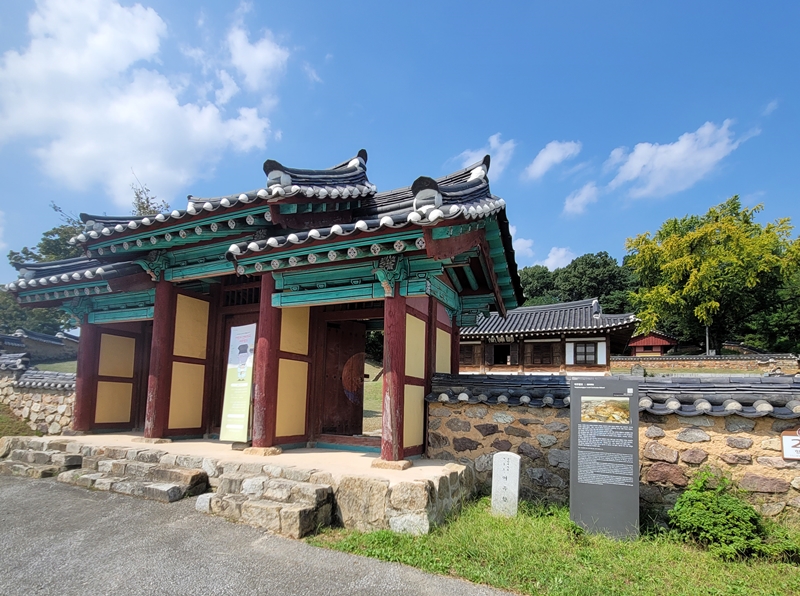 향교는 평상시는 개방 돼 있지 않았다.