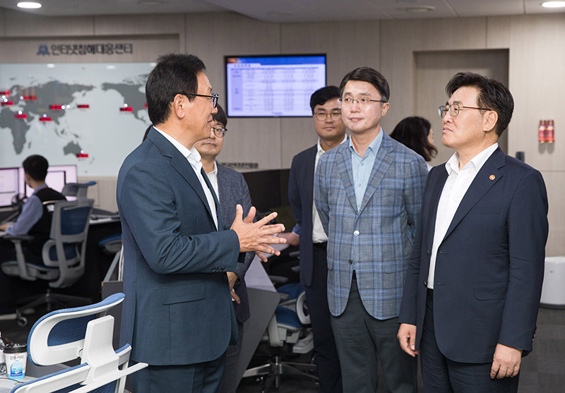 유상임 과학기술정보통신부 장관(맨 오른쪽)이 서울 송파구 한국인터넷진흥원 인터넷침해대응센터를 방문해 사이버 위협 대응현황과 상시 대응체계를 점검하고 있다. (ⓒ뉴스1, 무단 전재-재배포 금지)