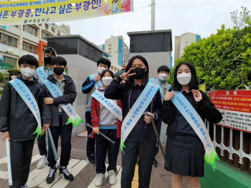 시민이 참여하는 가로수 지킴이가 명품 가로수길을 유지 관리하는 일에 앞장서고 있다.(사진=부평구청 공원녹지과)