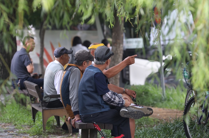 경기도 수원의 한 공원에 모인 어르신들이 담소를 나누고 있다.(ⓒ뉴스1, 무단 전재-재배포 금지)