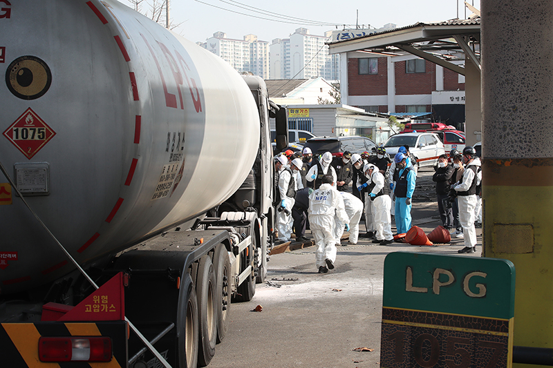 합동감식반이 LPG 충전소 폭발사고에 대한 현장감식을 진행하고 있다. (ⓒ뉴스1, 무단 전재-재배포 금지)