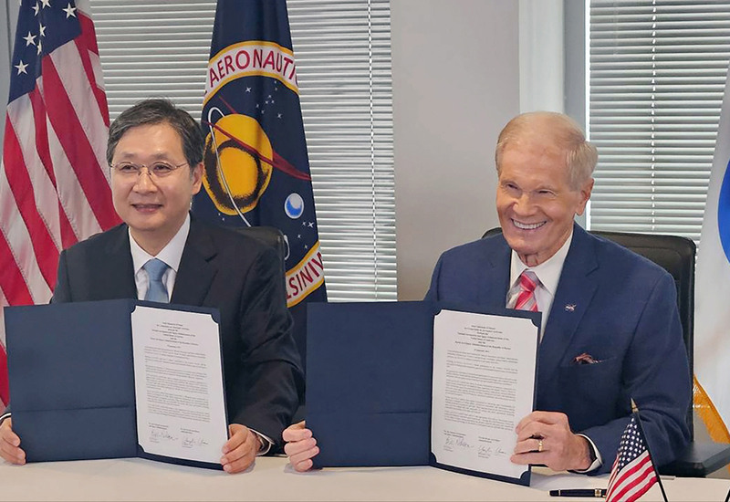 주항공청 윤영빈 청장(왼쪽)이 미 항공우주국(NASA) 빌 넬슨 국장과 협약식을 체결하고 기념 촬영을 하고 있다. (사진=우주항공청)