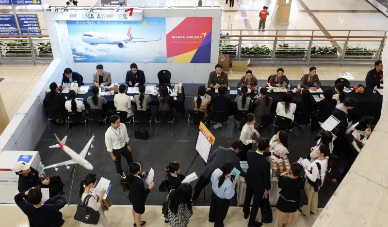 지난해 9월, 서울 강서구 김포공항 국제선청사에서 열린 2023 항공산업 잡 페어에서 구직자들이 일자리 상담을 받고 있다.(ⓒ뉴스1, 무단 전재-재배포 금지)