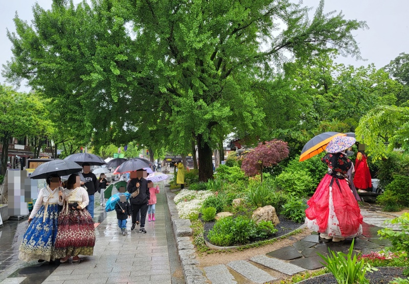 전북 전주 한옥마을에 온 관람객들이 한복을 입고 관광을 하고 있다.(ⓒ뉴스1, 무단 전재-재배포 금지)