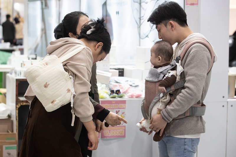 서울 강남구 코엑스에서 열린 2024 맘스홀릭베이비페어를 찾은 관람객들이 다양한 육아용품을 살펴보고 있다. 2024.1.14(ⓒ뉴스1, 무단 전재-재배포 금지)