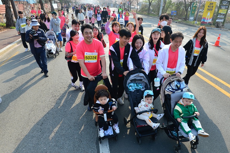 1일 경북 경주시 보문단지 일원에서 열린 제30회 경주벚꽃마라톤 대회에 참가한 가족들이 유모차와 함께 달리고 있다.2023.4.1(ⓒ뉴스1, 무단 전재-재배포 금지)