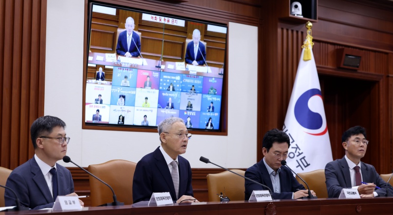 유인촌 문화체육관광부 장관이 25일 서울 종로구 정부서울청사 영상회의실에서 열린 국가관광전략회의 확대조정회의에 참석해 발언하고 있다.(제공=문화체육관광부)