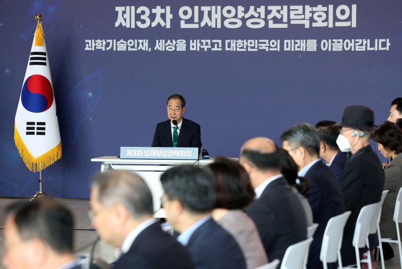 한덕수 국무총리가 27일 오전 서울 관악구 서울대학교에서 열린 ‘제3차 인재양성전략회의’에서 모두발언을 하고 있다.(ⓒ뉴스1, 무단 전재-재배포 금지)