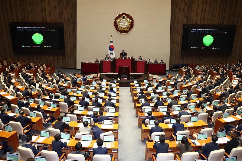 한부모가족의 양육비 선지급제 도입 근거를 담은 ‘양육비 이행확보 및 지원에 관한 법률 개정안’이 26일 국회 본회의를 통과했다. 사진은 26일 오후 서울 여의도 국회에서 열린 본회의 모습. 2024.9.26(ⓒ뉴스1, 무단 전재-재배포 금지)