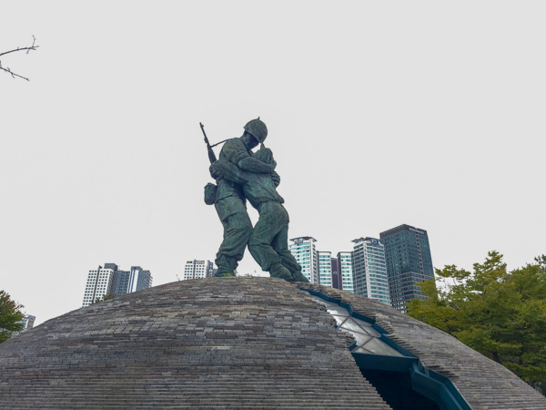 전쟁 기념관 입구 동상.