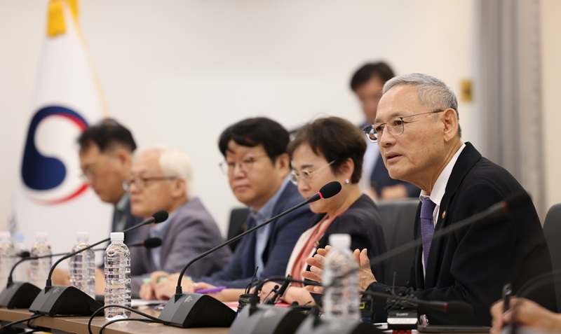 유인촌 문화체육관광부 장관이 30일 서울 종로구 국립현대미술관 서울관에서 정례 기자브리핑을 열고 ‘2024 한글주간’을 맞아 우리 일상 속 언어문화를 개선 방안을 발표한 뒤 취재진의 질문에 답변하고 있다.(사진=문화체육관광부)