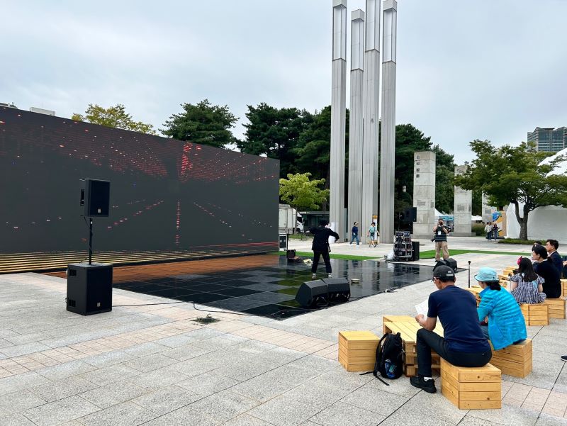 마임 공연이 한창인 메인무대.