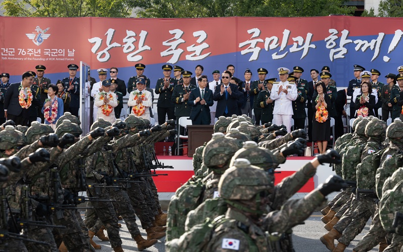 윤석열 대통령이 1일 오후 서울 세종대로 광화문광장 일대에서 열린 ‘건군 76주년 국군의날 시가행진’에서 장병들의 행진에 박수를 치고 있다. (대통령실 제공)