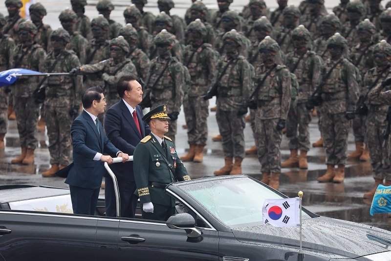 윤석열 대통령이 1일 경기도 성남 서울공항에서 열린 건군 제76주년 국군의 날 기념식에서 사열하고 있다. 2024.10.1(ⓒ뉴스1, 무단 전재-재배포 금지)